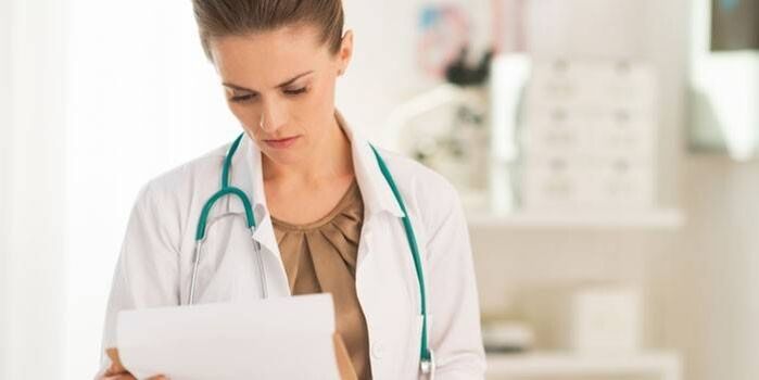 Der Arzt untersucht Tests zur Diagnose des Papillomavirus